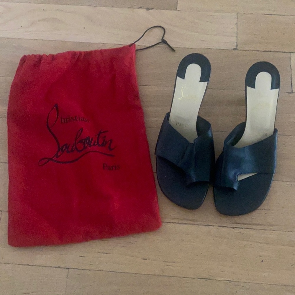 Never worn Christian louboutin low heel comes w duffel bag